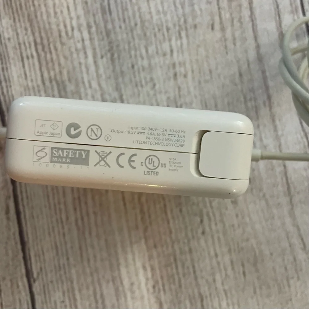 APPLE 85W MagSafe Power Adapter for 15- and 17-inch MacBook Pro